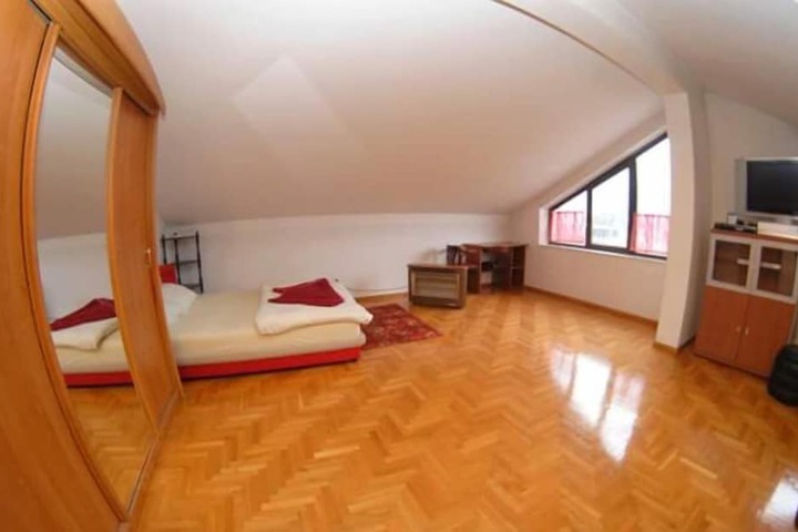 Room 11 of 20