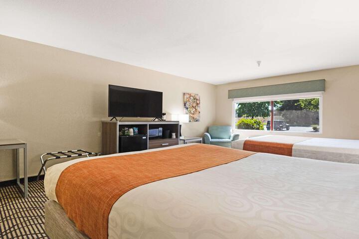 2 Queen Beds Microwave and Refrigerator WiFi Full Breakfast (7 of 10)