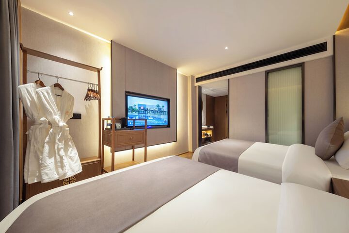 Room 12 of 98