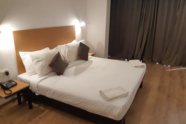 Room 6 of 9