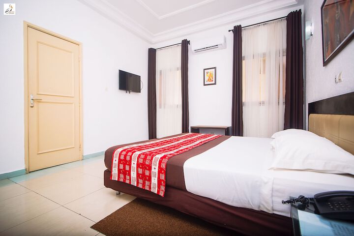 Room 10 of 32