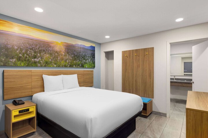 1 Queen Bed (7 of 18)