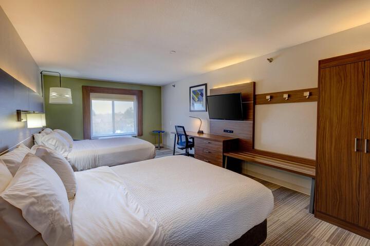 2 Queen Beds (3 of 8)