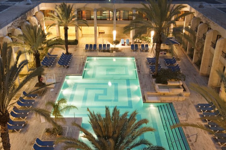 Pool 33 of 61