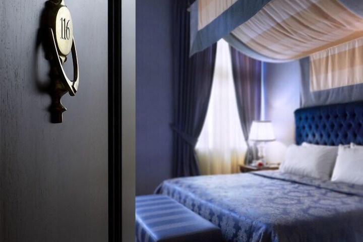 Room 10 of 24