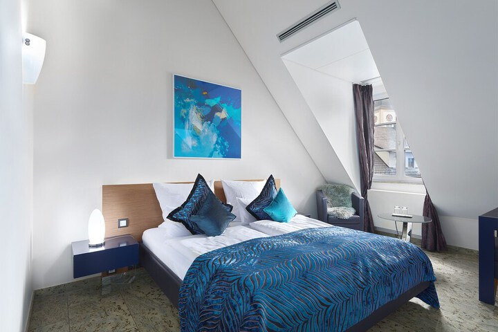 Room 9 of 32
