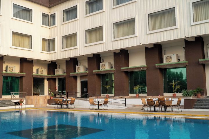 Pool 100 of 190