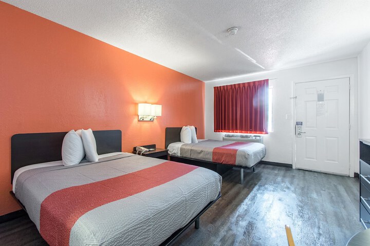 1 Queen Bed (12 of 12)