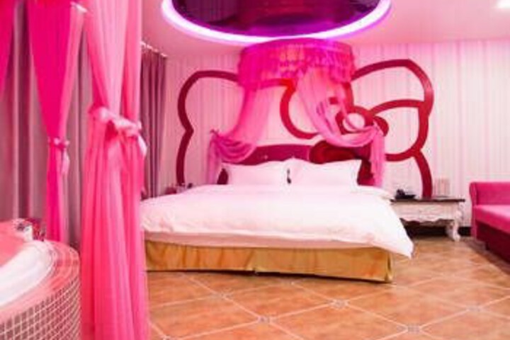 Room 5 of 8