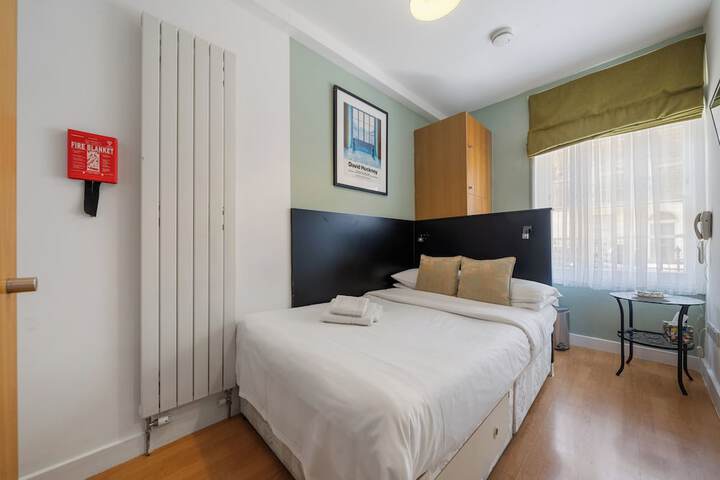 Room 35 of 60