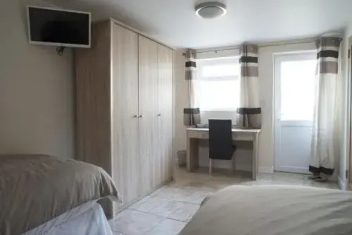 Room 4 of 5
