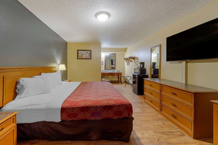 1 King Bed (12 of 18)