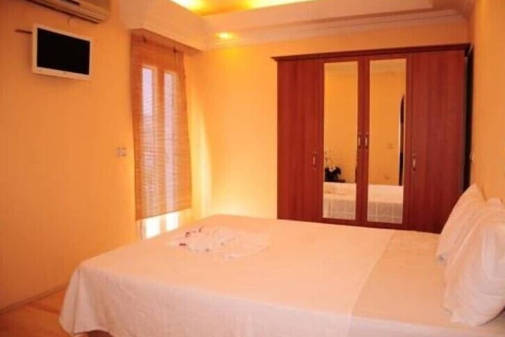 Room 6 of 17