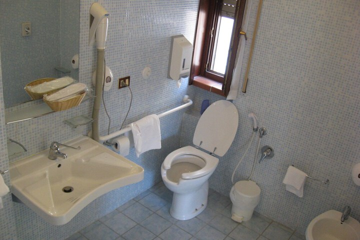 Room 33 of 43