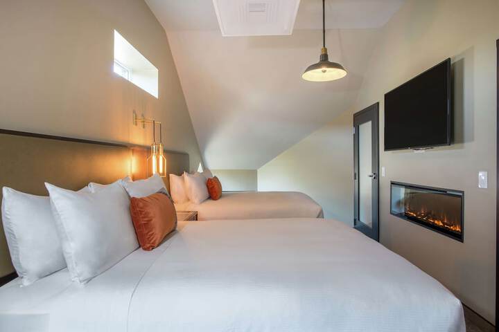 1 Queen Bed Main Building (7 of 29)