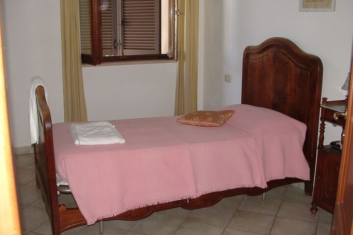 Room 9 of 33