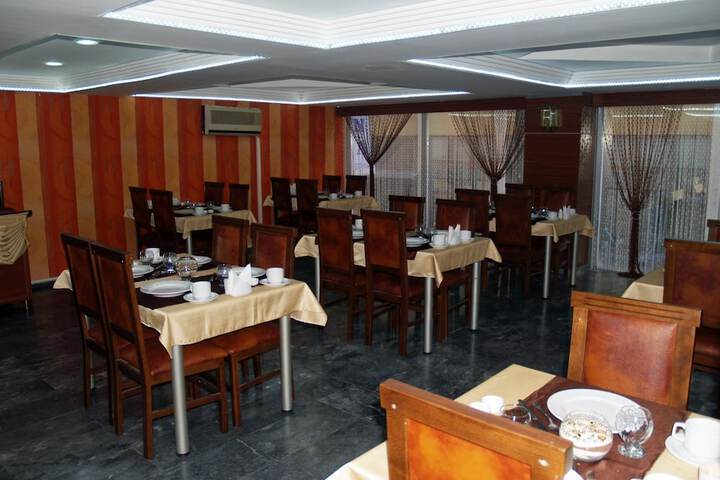 Dining 24 of 31