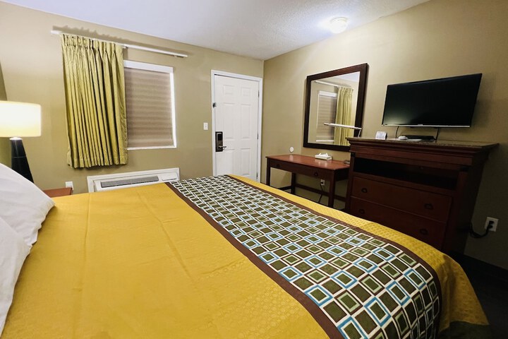 Deluxe King Bed (10 of 10)