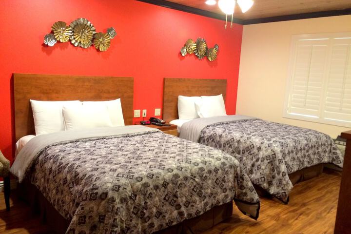 1 Queen Bed (10 of 11)
