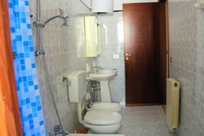 Room 4 of 40