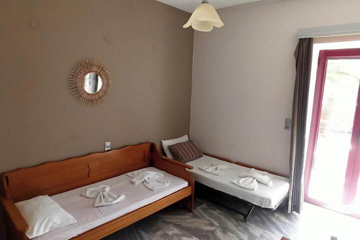 Room 2 of 102