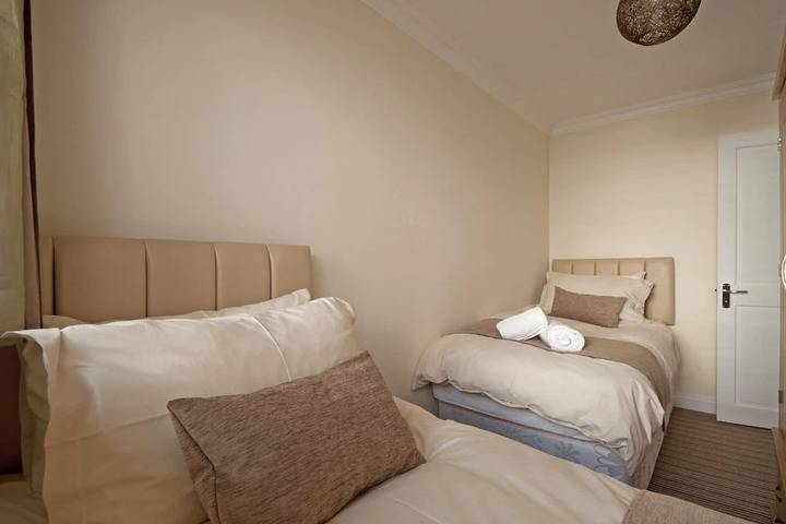 Room 5 of 6