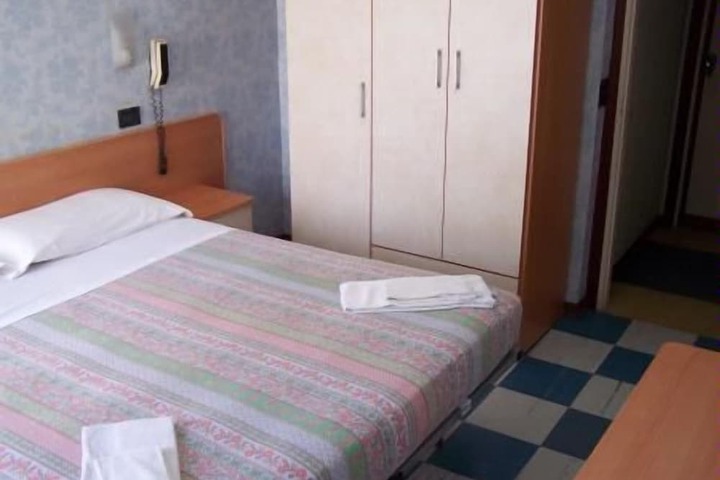 Room 8 of 28