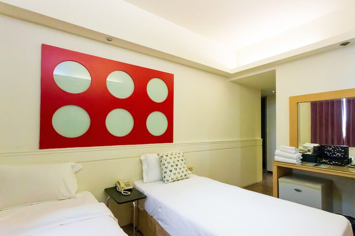 Room 27 of 46