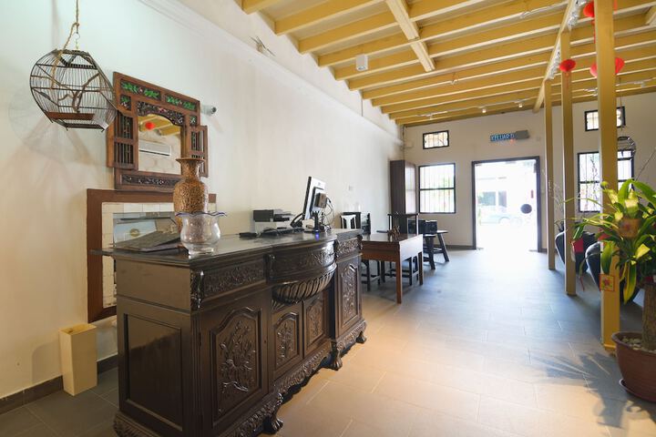 Check-in/check-out kiosk
