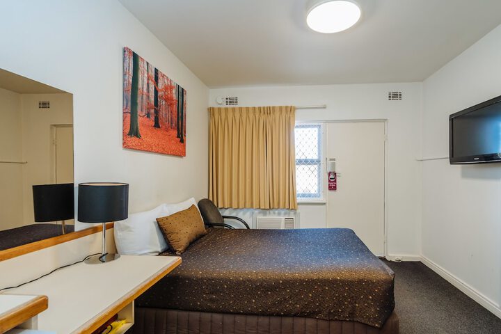 Room 9 of 37