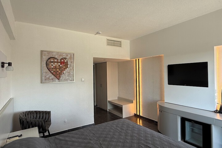 Room 27 of 141