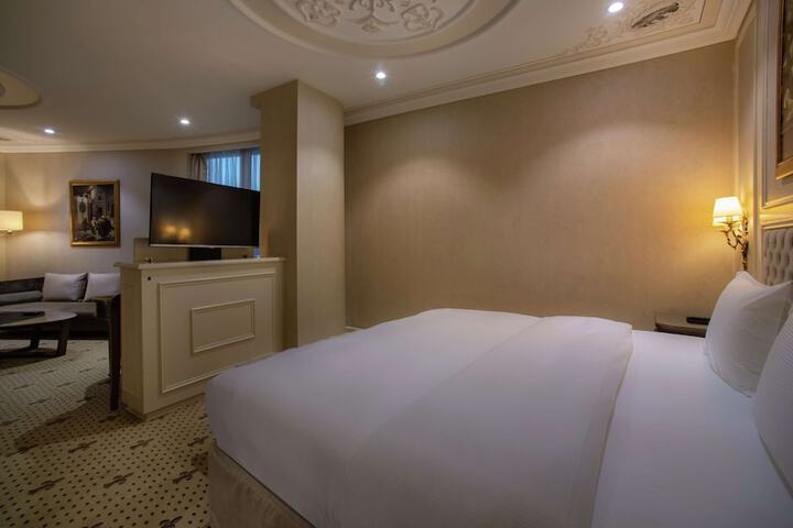 Room 28 of 53