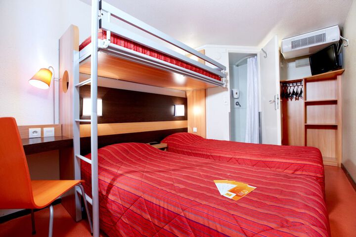 Room 6 of 32
