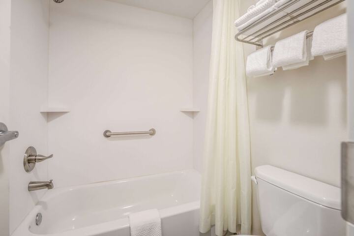 1 Queen Bed (2 of 14)