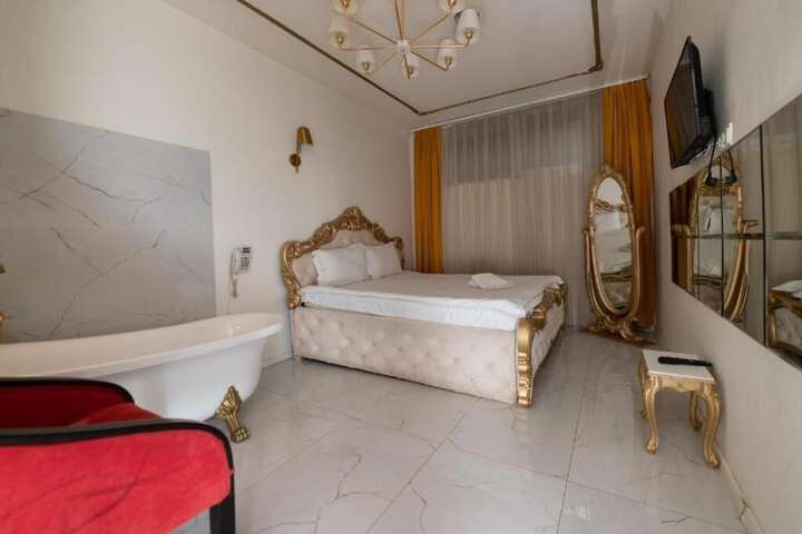 Room 10 of 27
