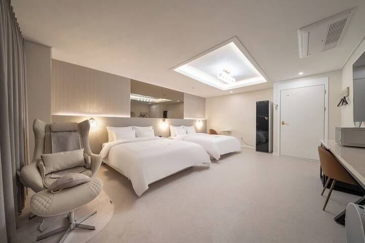 Room 28 of 43