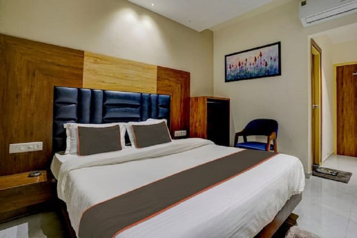 Room 4 of 7