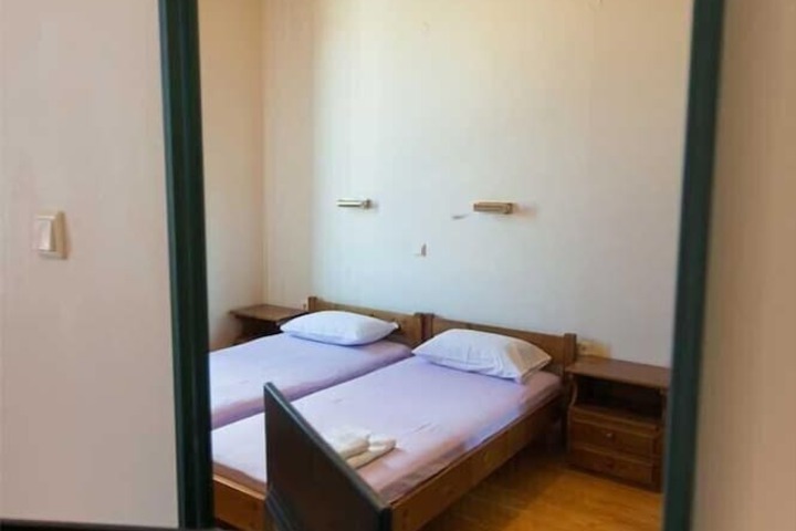 Room 5 of 42