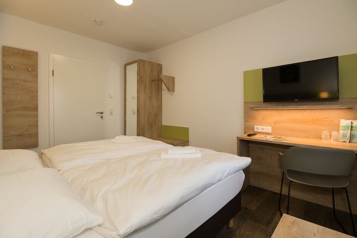 Room 3 of 85