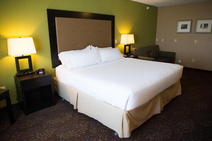 1 King Bed Standard Comm Accessible (2 of 14)