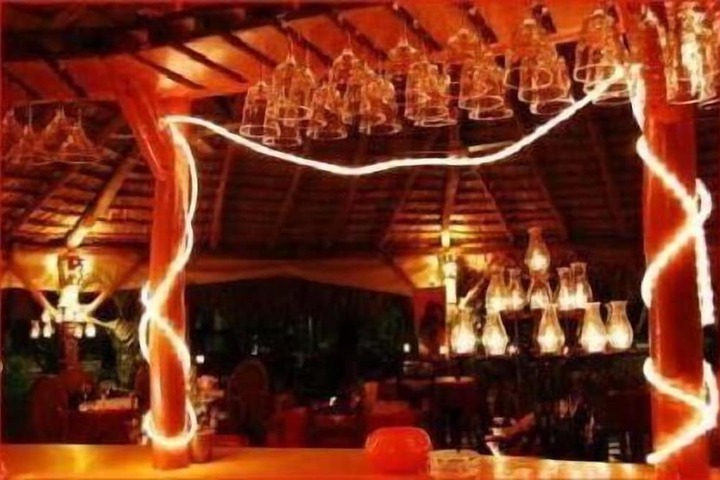 Dining 4 of 6