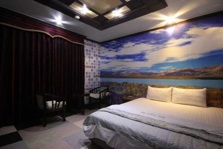 Room 8 of 16