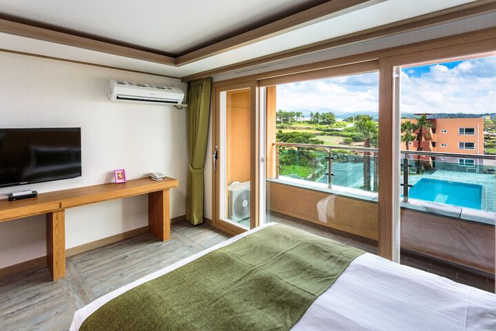 Room 4 of 61