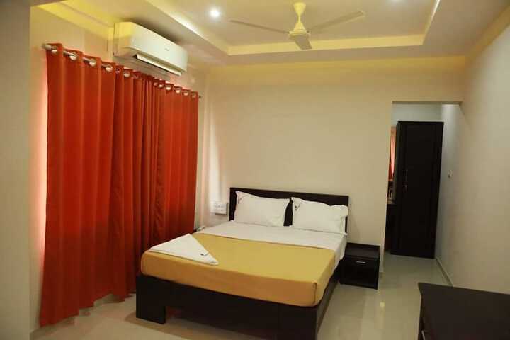 Room 4 of 16