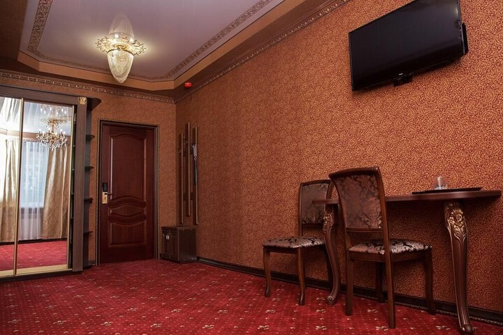 Room 4 of 6