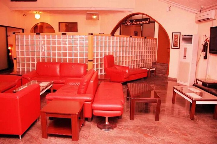Lounge 40 of 44