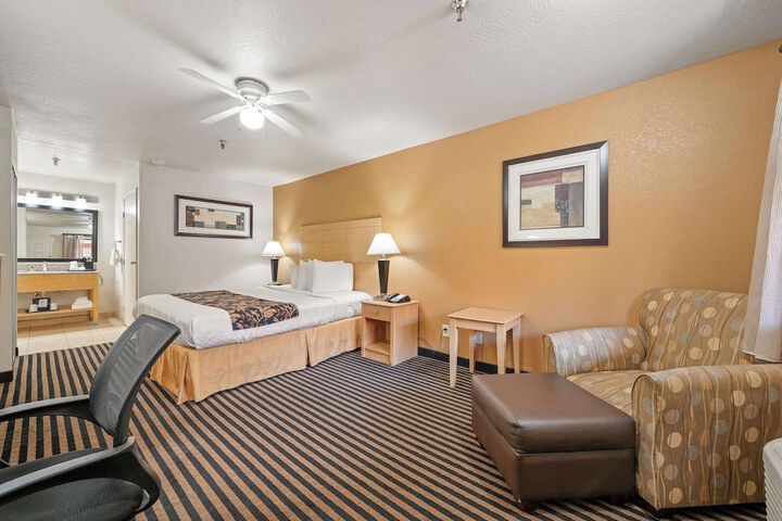 1 King Bed Business Desk Microwave and Refrigerator High Speed Internet Accessible Safe (4 of 20)