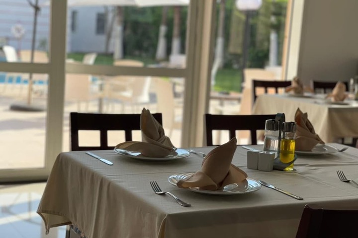 Dining 30 of 41