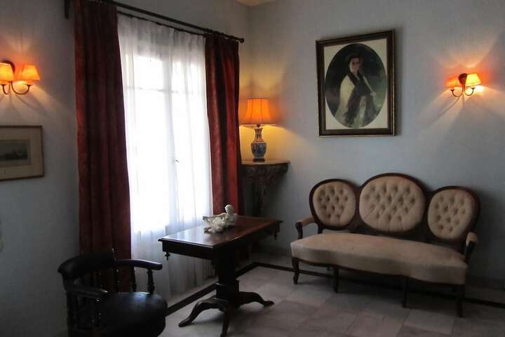 Room 9 of 32