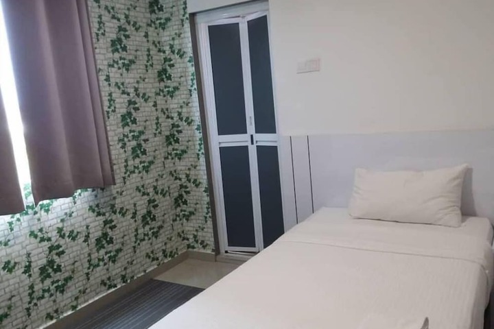 Room 12 of 34